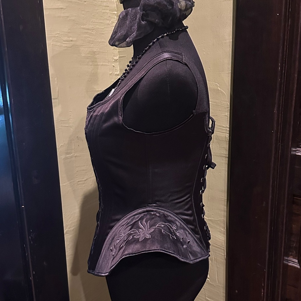 Shades of Silence gothic embroidered peplum corset - Picture 3 of 5